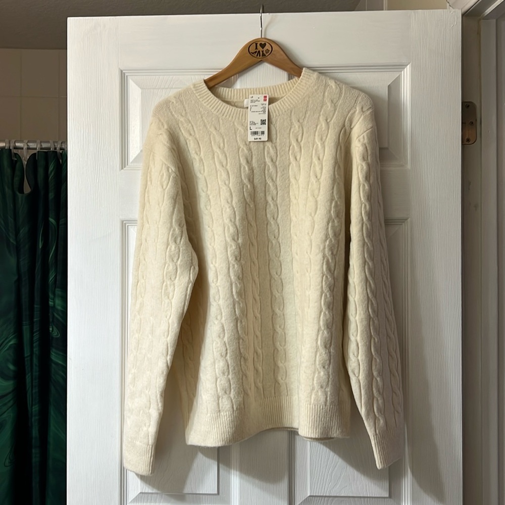 NWT Soufflé yarn cable sweater